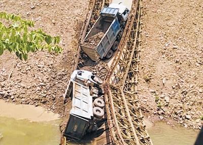 25 yrs old bailey bridge collapses at NH-102