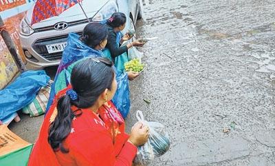 Pack up by 8 am order leaves many street vendors in dire straits