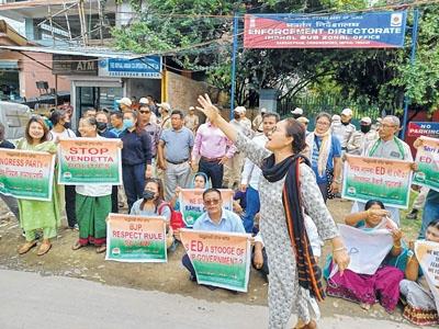 MPCC protests ED's summon to Sonia, Rahul