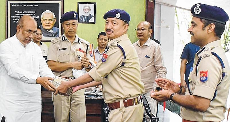 For successful seizure of drugs, Thoubal police, Tengnoupal police receive handsome cash prizes