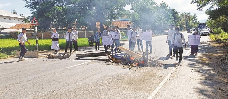 College election row: Students lock colleges, burn benches