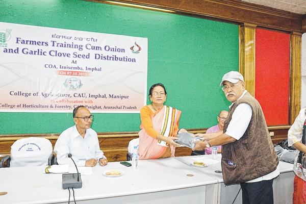 Farmers' training / onion and garlic clove seed distribution programme organised<