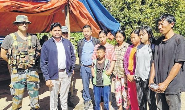 Ukhrul DC hands over relief items to victims' family of Poi village