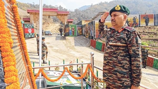 Lt Gen A K Singh pays homage to fallen soldiers