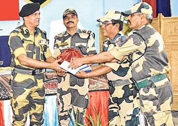 IG BSF interacts with BSF troops in State