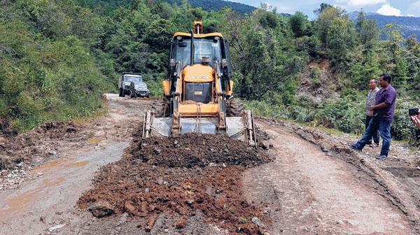 Ukhrul District Timber Association takes up repairing work along NH-202