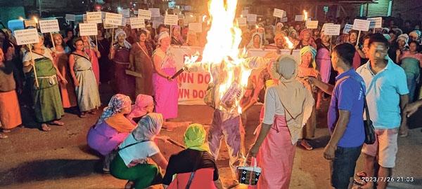Irate women burn Mizoram CM effigy