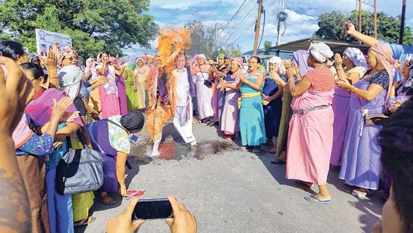 Protestors burn effigies of CM Zoramthanga