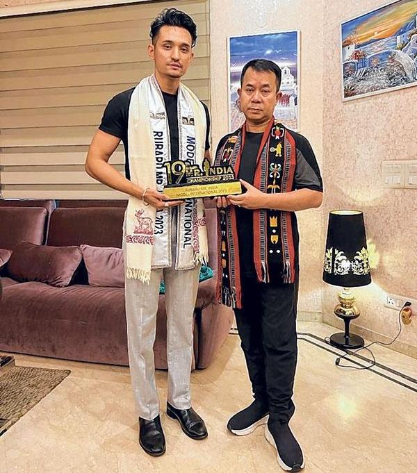 Thanga AC MLA Robindro felicitates Reshab Chetri
