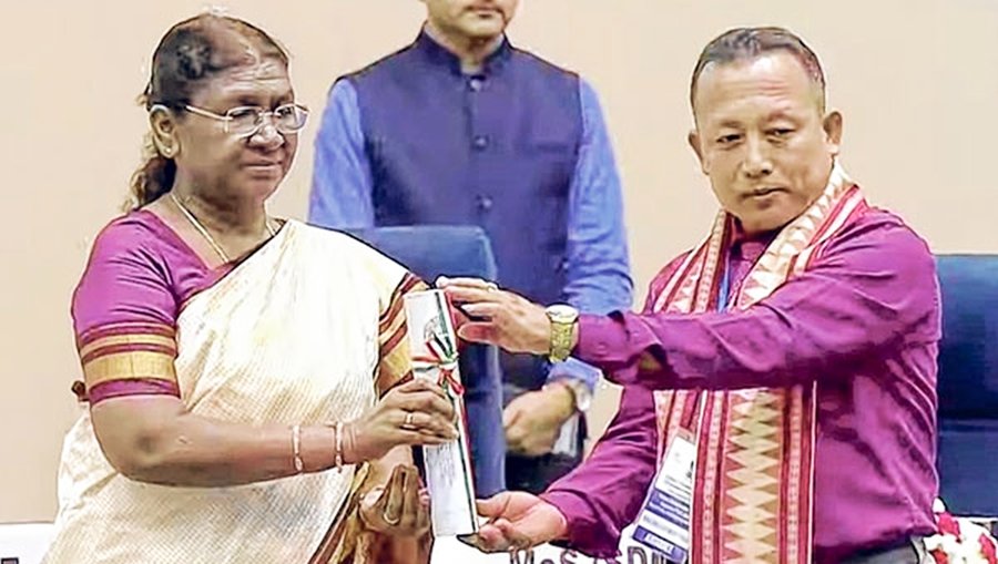  President Draupadi Murmu gave away the awards to Ningthoujam Binoy 