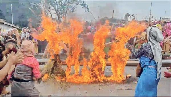 Burning effigies, road blockade mark Public Curfew