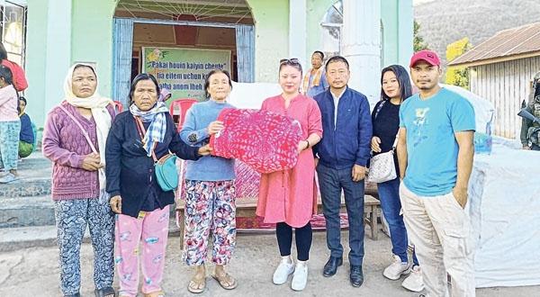 Kimneo Hangsing reaches out to IDPs with winter necessities