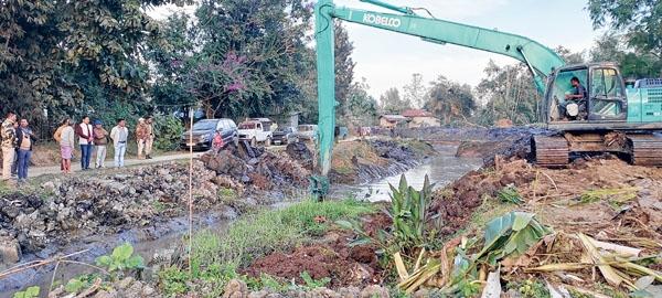Kumbi AC MLA inspects canal construction work