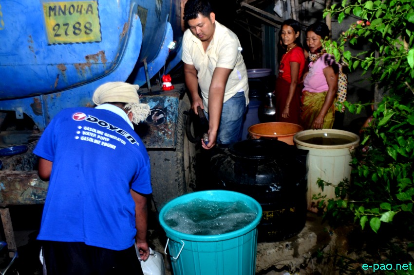 Water scarcity : Water distribution by local MLAs at Lilando Lampak, Chingamakha :: 4 May 2014