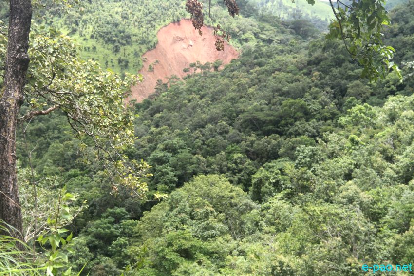 Massive landslides occurred in Sanathong stream bank formed three huge lakes :: August 10 2015