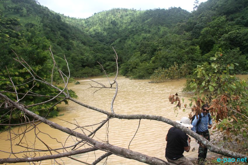 Massive landslides occurred in Sanathong stream bank formed three huge lakes :: August 10 2015