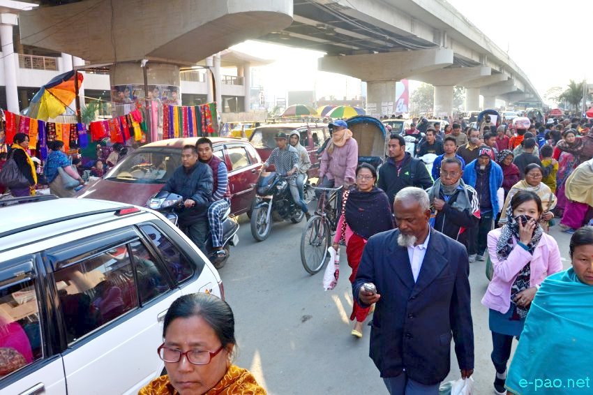 Ima Keithel relocated on nearby side walk due to Manipur Earthquake's damage :: January 13 2016