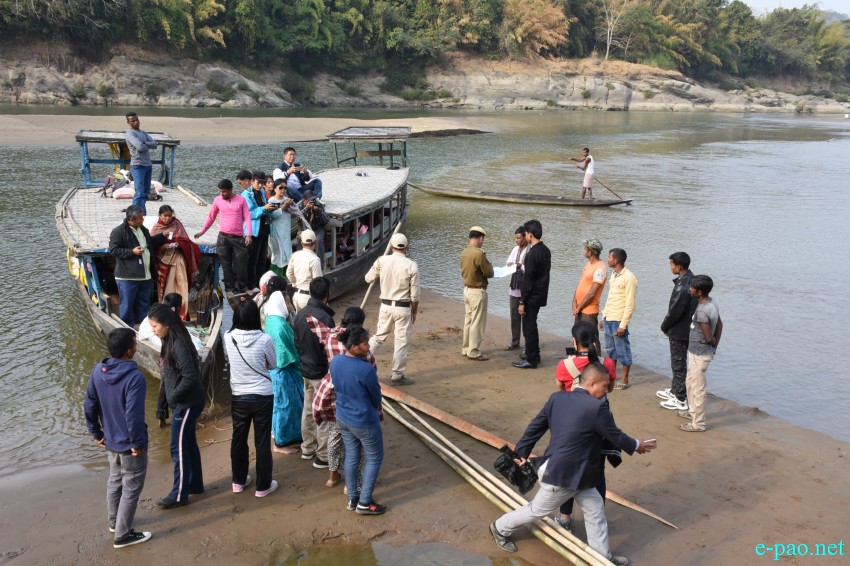 Police checking documents for illegal trespassing at Jirimukh, Jiribam District :: 16th February 2019