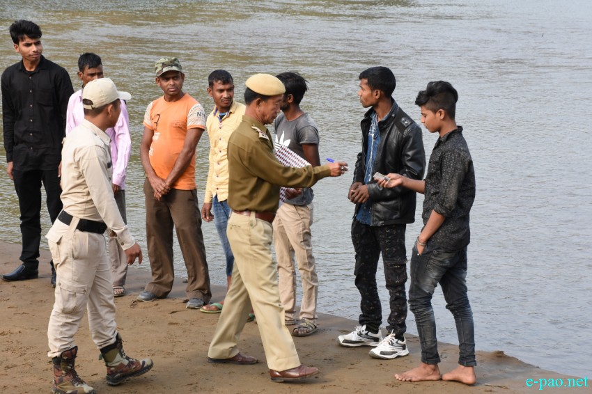 Police checking documents for illegal trespassing at Jirimukh, Jiribam District :: 16th February 2019