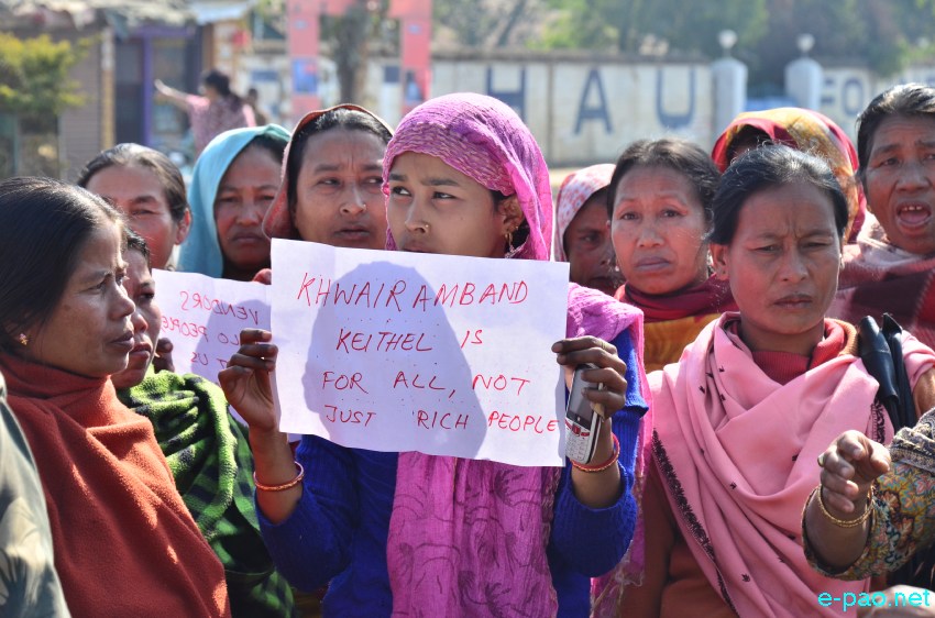 Street vendors storming towards Assembly Secretariat, Chingmeirong demanding their rights :: 18 December 2013