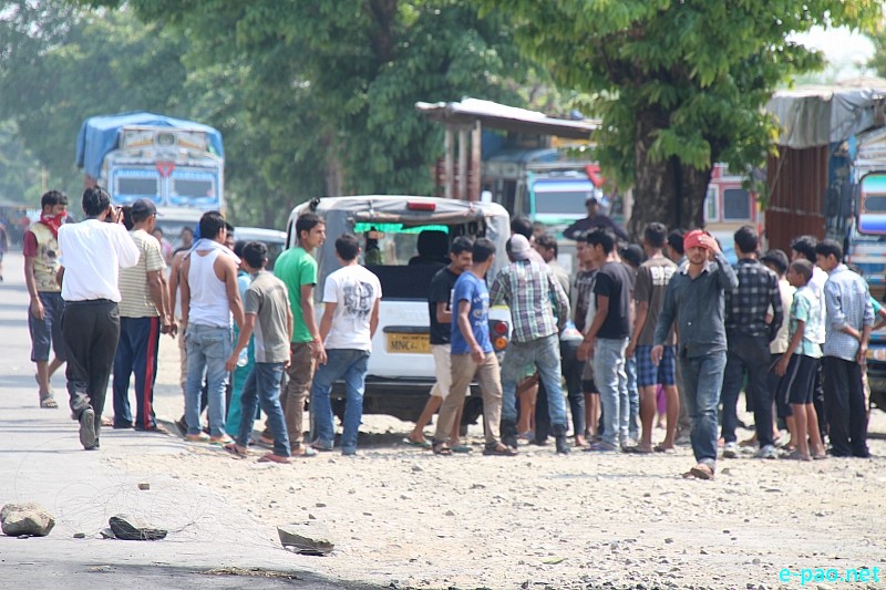 NH-2 - Highway blockade at Kanglatongbi after a 13 Year old girl was allegedly raped by 65 year old man  :: 20 April 2014
