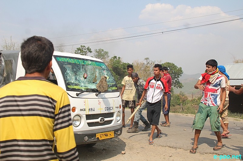 NH-2 - Highway blockade at Kanglatongbi after a 13 year old girl was allegedly raped by 65 year old man  :: 20 April 2014