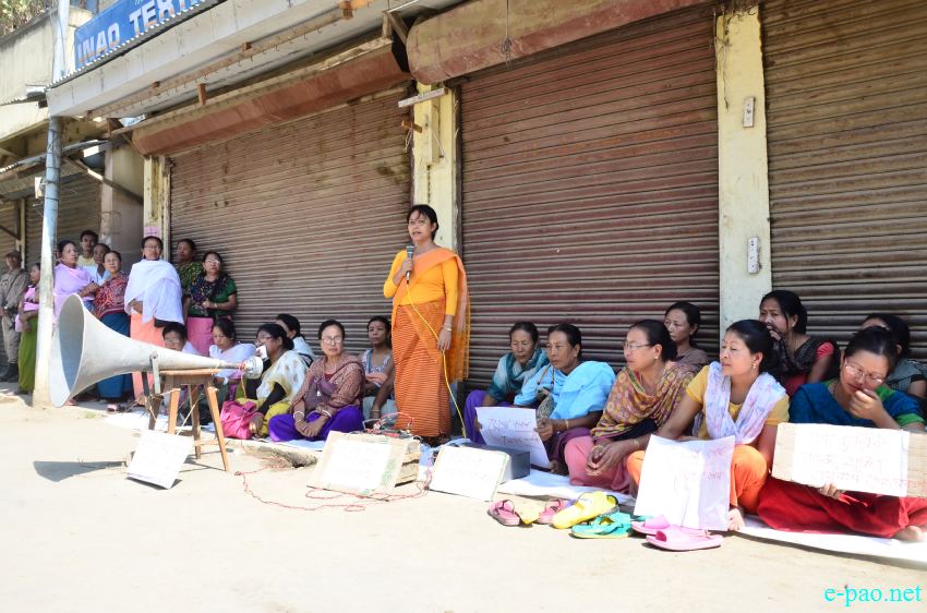 Sit-in protest at Moirang Bazar protesting inclusion of Sendra in Thanga area :: October 08 2014
