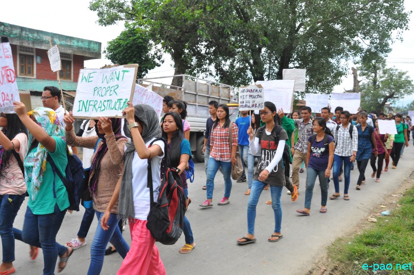 Students of Manipur Institute of Technology (MIT) took out a protest rally  :: September 20 2013