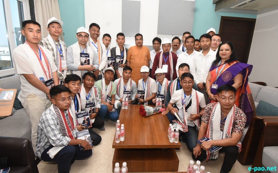  Union Minister Nitin Gadkari interacts with Manipuri students at Nagpur 
