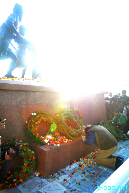 :: RK Meghen alias Sanayaima offering floral tribute at Nupi Lal Complex, Imphal :: 12th December 2021