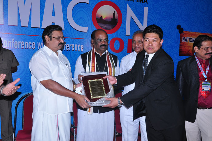 Dr-Gojendra-receiving-award