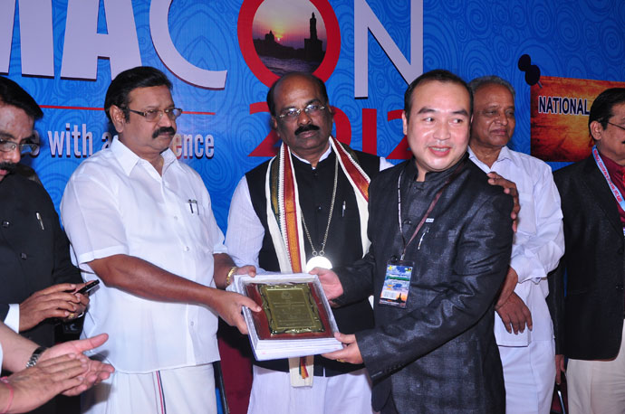 Dr-Vivekananda-receiving-award