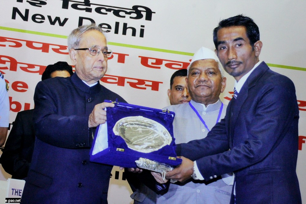 Soram Ratan Singh receiving the National Award from President of India, Pranab Mukherjee in New Delhi 