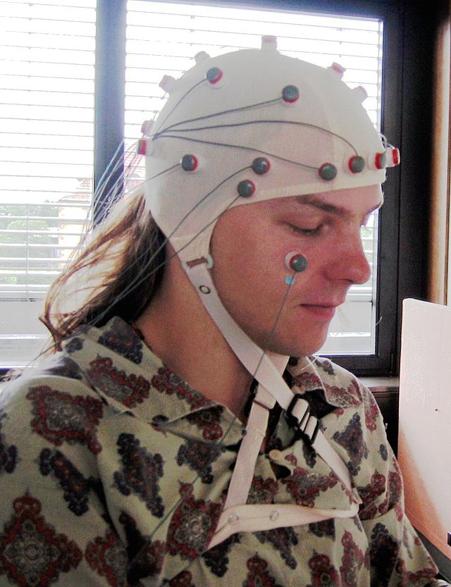 Person wearing electrodes for EEG ; EEG with 32 elektrodes