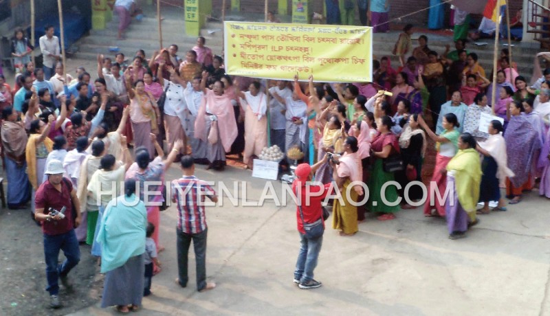 Thoubal Apunab Lup(TAL) amasung Thoubal Keithel Apunba Nupi Lup members protesting against  'The Manipur Regulation of Visitors, Tenants and Migrant Workers Bill 2015' 