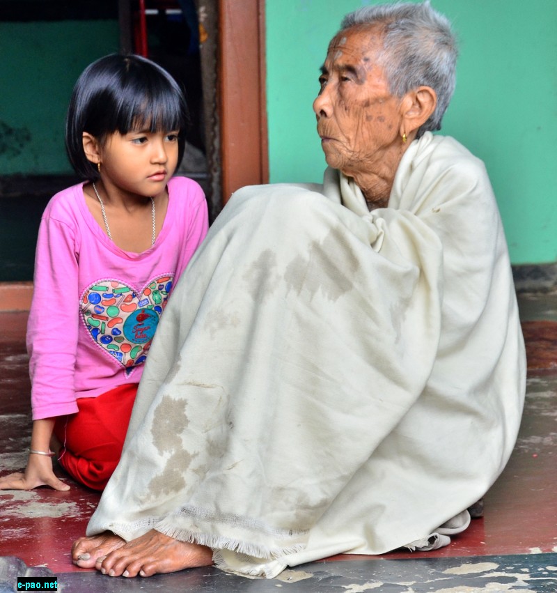 Ipa Ipu Saun Sabha - A kid with her Grandparent