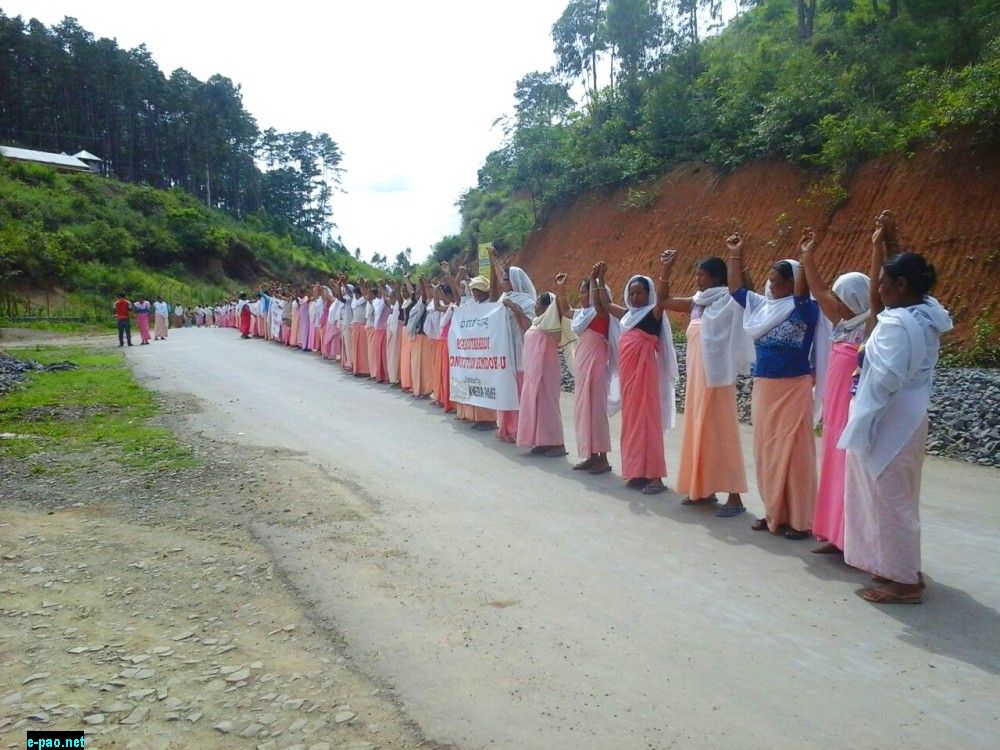 ILP : Aripat Meira paibi protesting at Pechi Chingolak by making a Human Chain to implement ILPS ::  July 25 2015