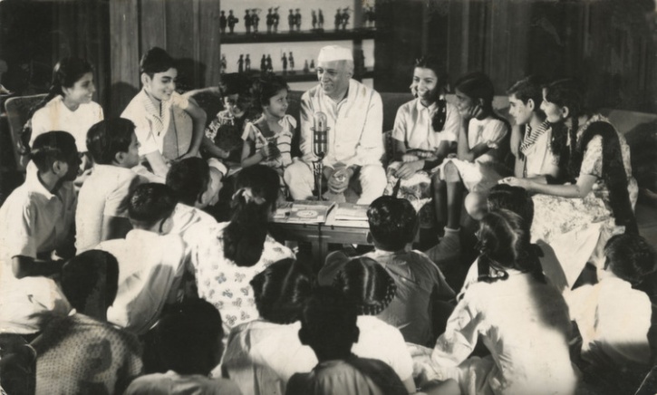 Nehru with children 