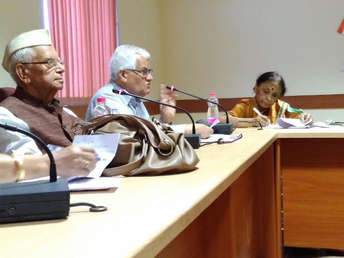 Prof. Ashok Vohra flanked by N. D. Tiwari and Prof. Manjula Saxena