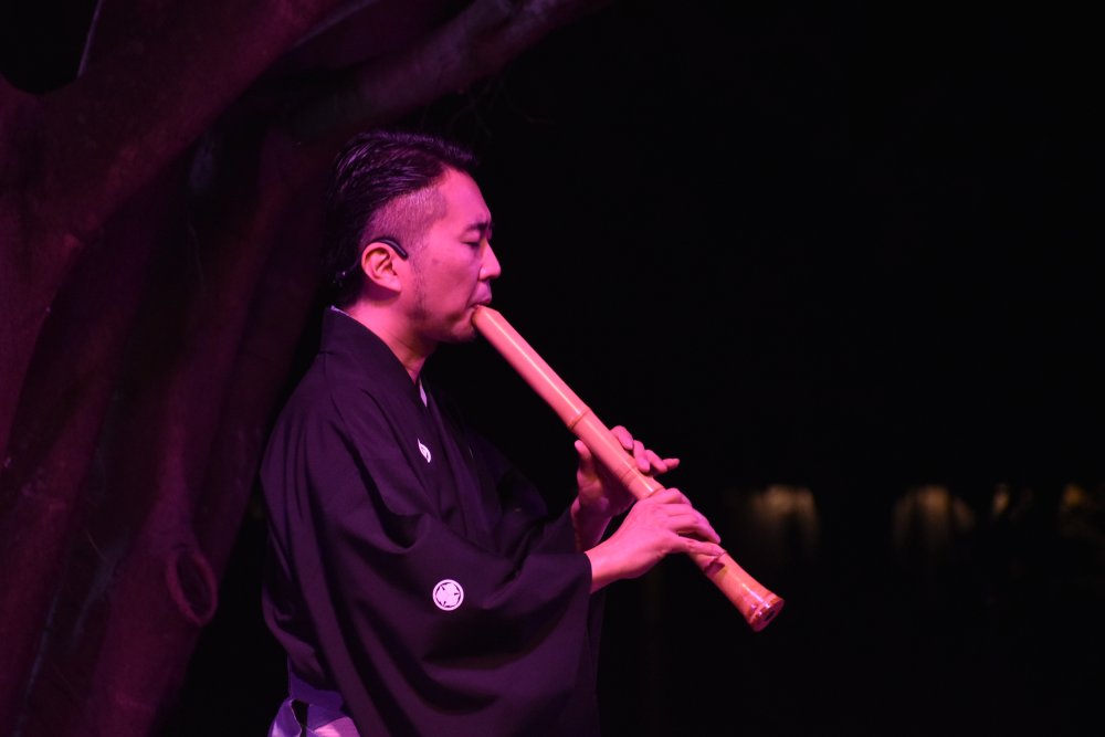 Motonaga Hiromu   blowing his Shakuhachi