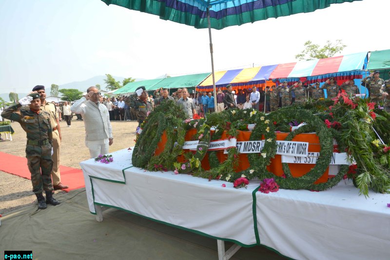 Chief Minister N. Biren paying floral tribute to the Martyred Jawans 