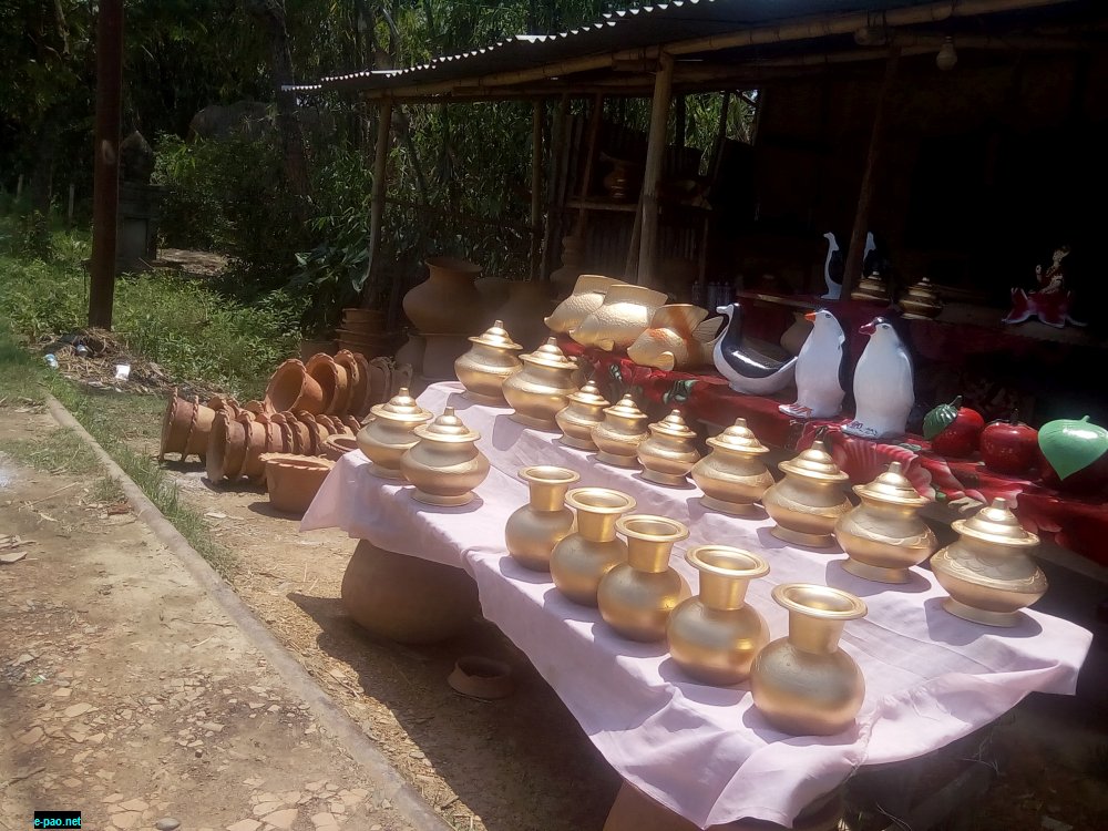 Roadside stall selling pots and other models at Thongjao