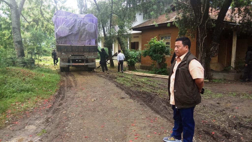 Forest and Environment Minister Th. Shyamkumar suspended Deputy Ranger (Molnoi) following seizure of two trucks loaded with logs last night at Khabam on 20 May 2017