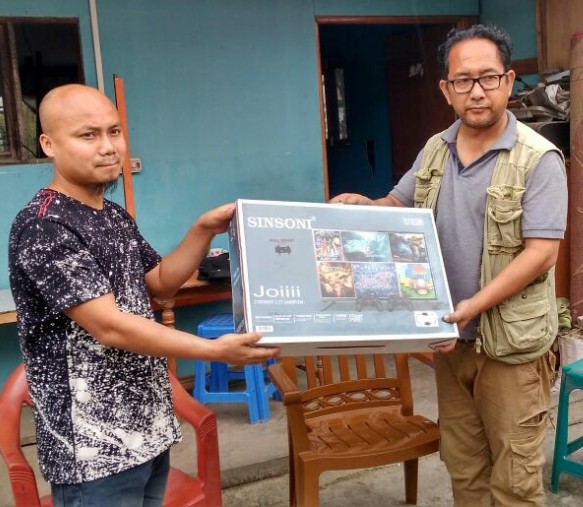 Mangaal Rural  presented a gift to honour Imphal Times