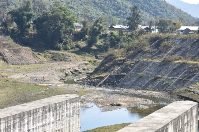  The dried up immediate downstream of Dolaithabi Barrage with creaky walls on right, few days after inauguration, 13th January 2019  