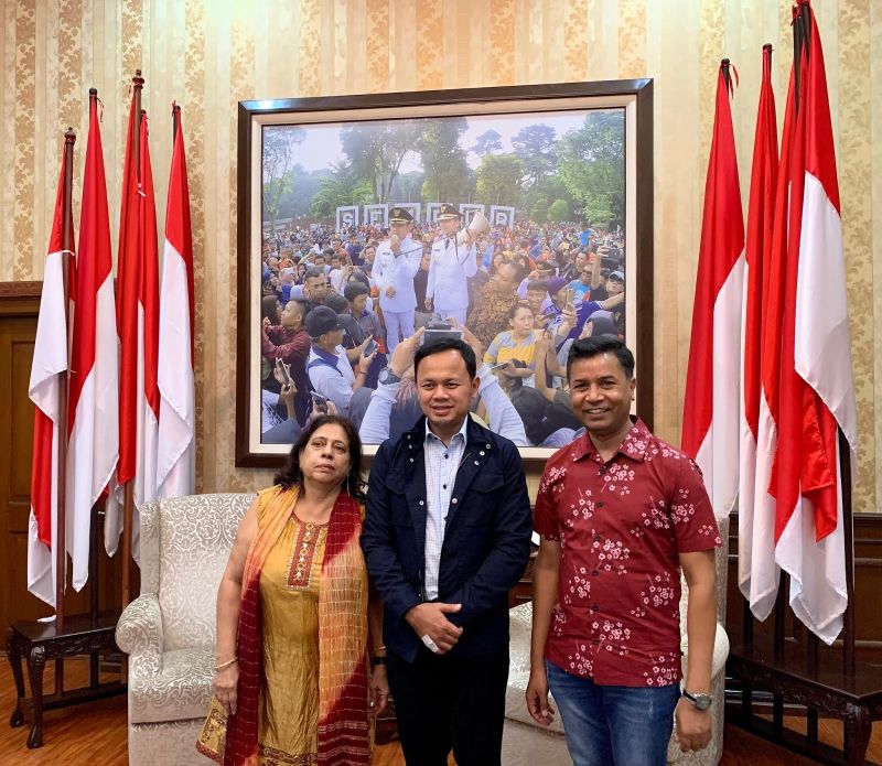   Dr Bima Arya Sugiarto, Mayor, Bogor & Co-Chair APCAT (centre); Dr Tara Singh Bam of The Union (right) and Shobha Shukla of CNS (left) 