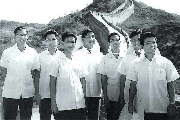  Isak Chishi Swu (extreme left), Th. Muivah (Fourth from left) and other Naga Nationalists at the Great Wall of China in 1968 