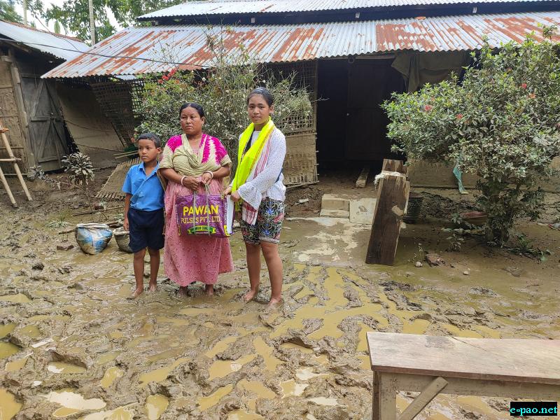  Licypriya Kangujam provides humanitarian assistance to the victims of Assam Flood 