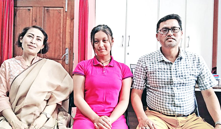  Jesia Khwairakpam with family members