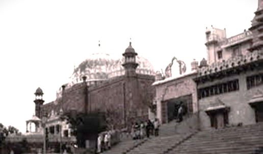   Krishna Temple (R) next to an old mosque (L) in Mathura (1980). Mathura is 15 km away from Brindaban. 30 mts by road. 